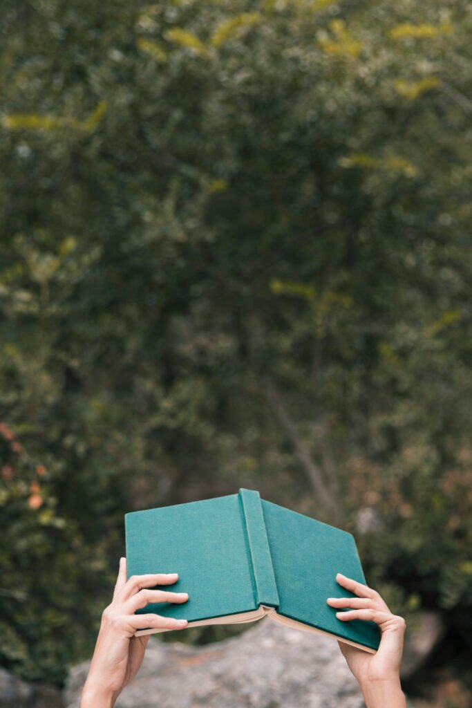 Libro abierto entre los árboles